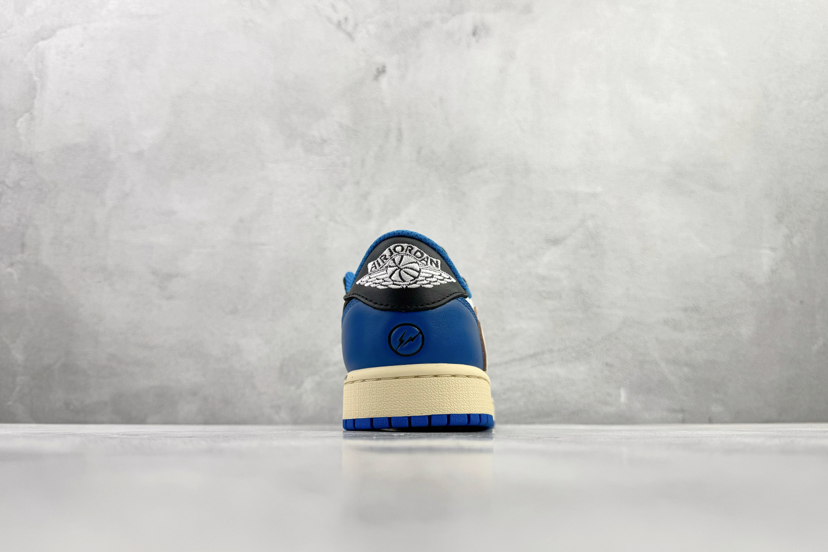 Travis Scott x Fragment Design x Jordan Air Jordan 1 OG款 Low SP 倒钩2.0 三方联名闪电 白蓝黑 DM7866-140 Travis Scott x Fragment Design x Jordan Air Jordan 1 OG款 Low SP 倒钩2.0 三方联名闪电 白蓝黑 DM7866-140