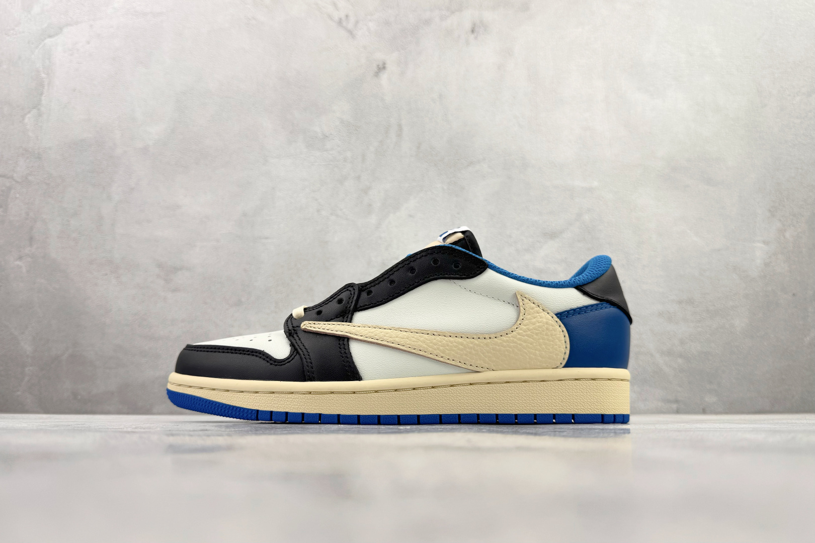 Travis Scott x Fragment Design x Jordan Air Jordan 1 OG款 Low SP 倒钩2.0 三方联名闪电 白蓝黑 DM7866-140 Travis Scott x Fragment Design x Jordan Air Jordan 1 OG款 Low SP 倒钩2.0 三方联名闪电 白蓝黑 DM7866-140