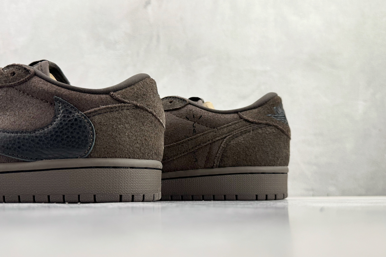 Travis Scott x Jordan Air Jordan 1 Low Velvet Brown倒钩9.0 丝绒摩卡 黑棕 DM7866-202 Travis Scott x Jordan Air Jordan 1 Low Velvet Brown倒钩9.0 丝绒摩卡 黑棕 DM7866-202