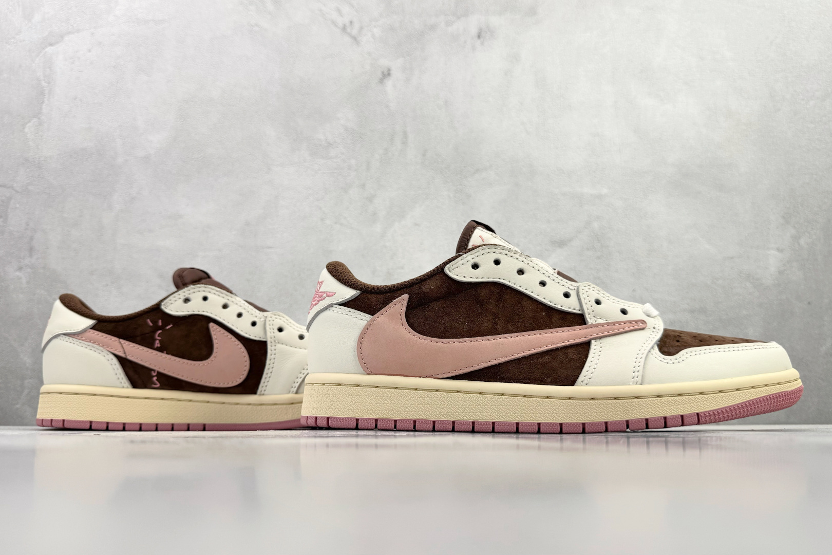 Travis Scott x Jordan Air Jordan 1 Low 倒钩 棕粉 DZ4137-206