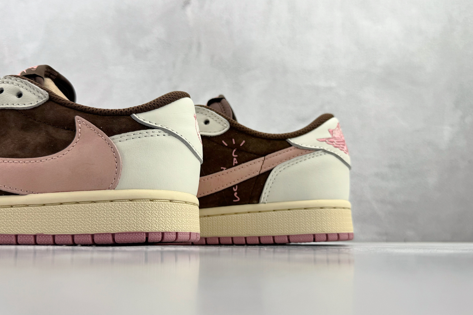 Travis Scott x Jordan Air Jordan 1 Low 倒钩 棕粉 DZ4137-206