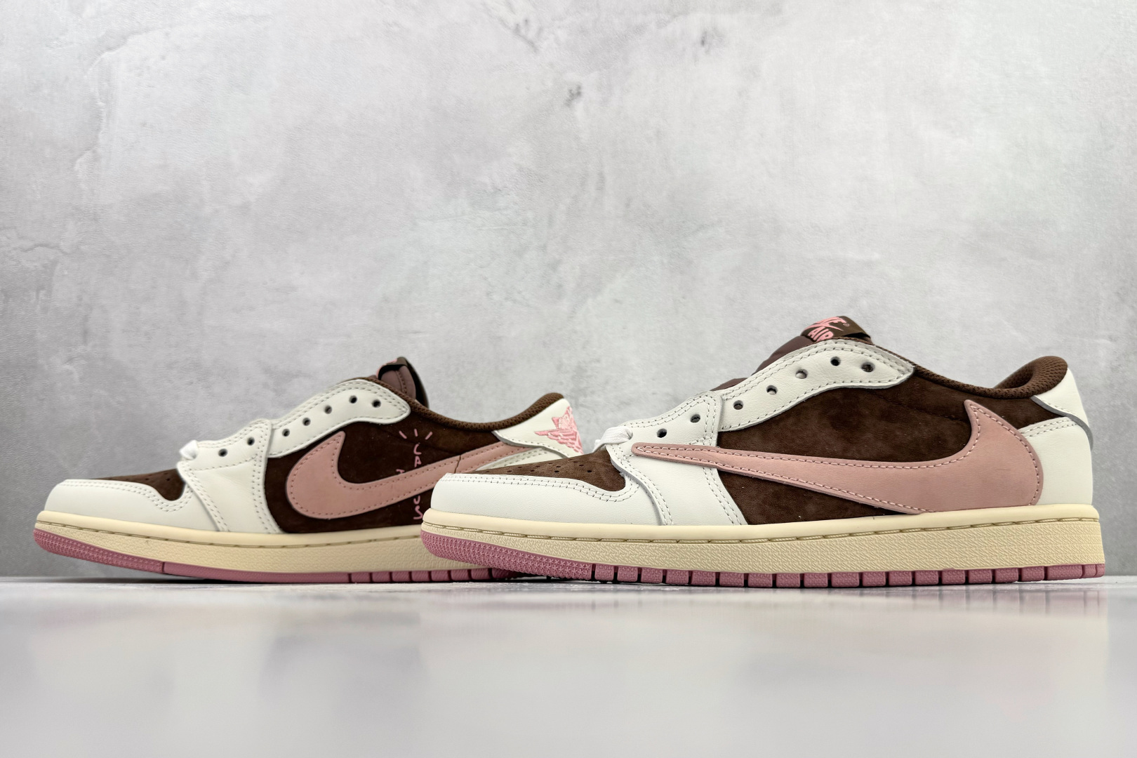 Travis Scott x Jordan Air Jordan 1 Low 倒钩 棕粉 DZ4137-206