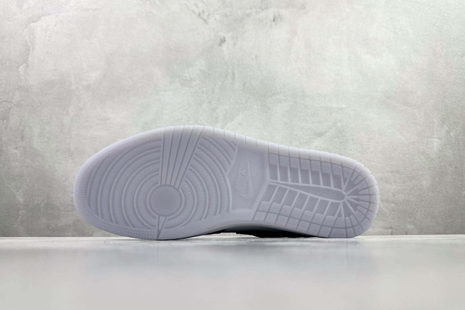 平台爆款 Jordan Air Jordan 1 Low 灰白 DC0774-105 平台爆款 Jordan Air Jordan 1 Low 灰白 DC0774-105