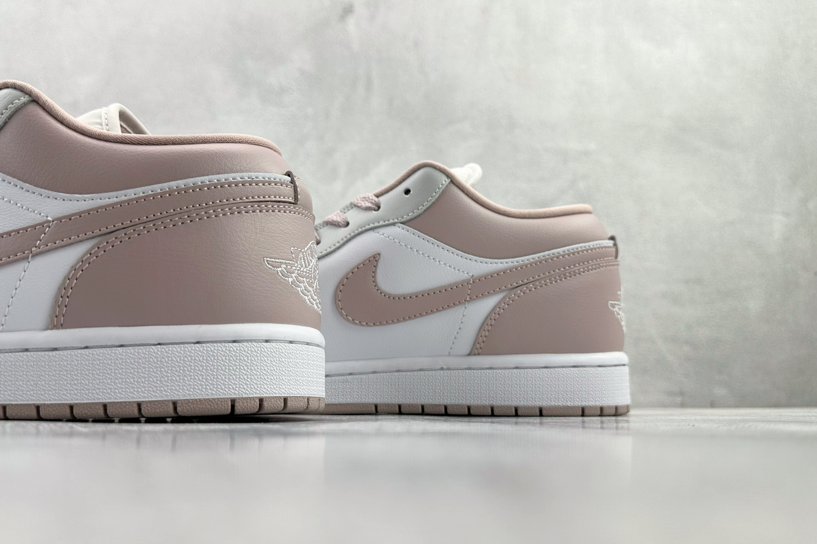 综合版 Jordan Air Jordan 1 粉白 DC0774-606 综合版 Jordan Air Jordan 1 粉白 DC0774-606