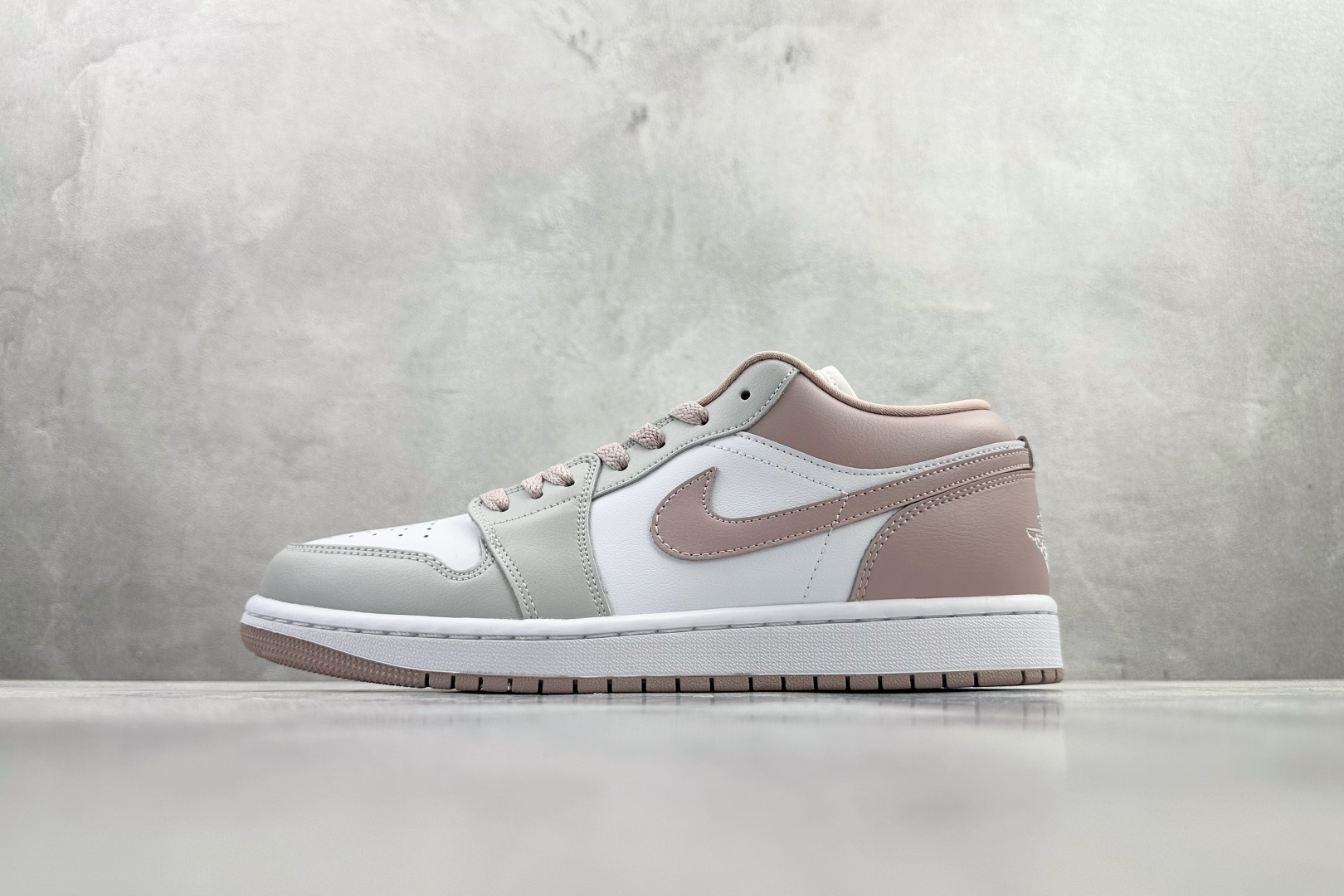 综合版 Jordan Air Jordan 1 粉白 DC0774-606 综合版 Jordan Air Jordan 1 粉白 DC0774-606