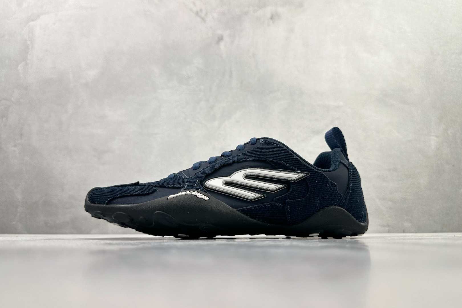 Balenciaga巴黎世家 Monday Ultra 蓝色 853508 WMNDI 4910 Balenciaga巴黎世家 Monday Ultra 蓝色 853508 WMNDI 4910