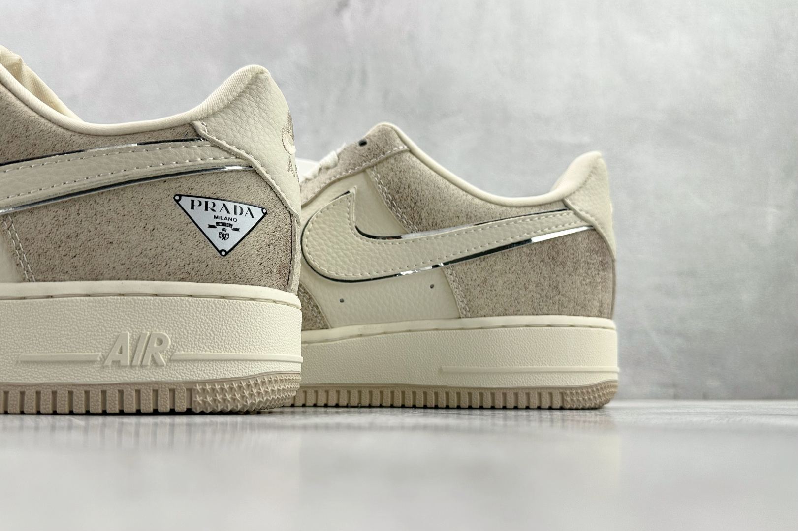 Nike AIR Jordan 1'07 PRADA 联名 米白 XL1979-129 Nike AIR Jordan 1'07 PRADA 联名 米白 XL1979-129