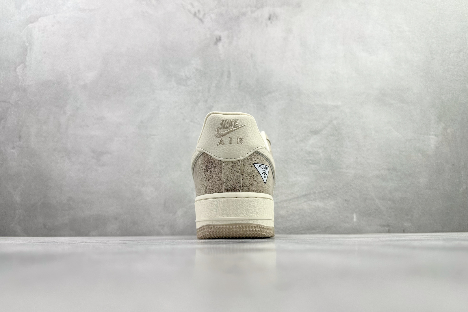 Nike AIR Jordan 1'07 PRADA 联名 米白 XL1979-129 Nike AIR Jordan 1'07 PRADA 联名 米白 XL1979-129
