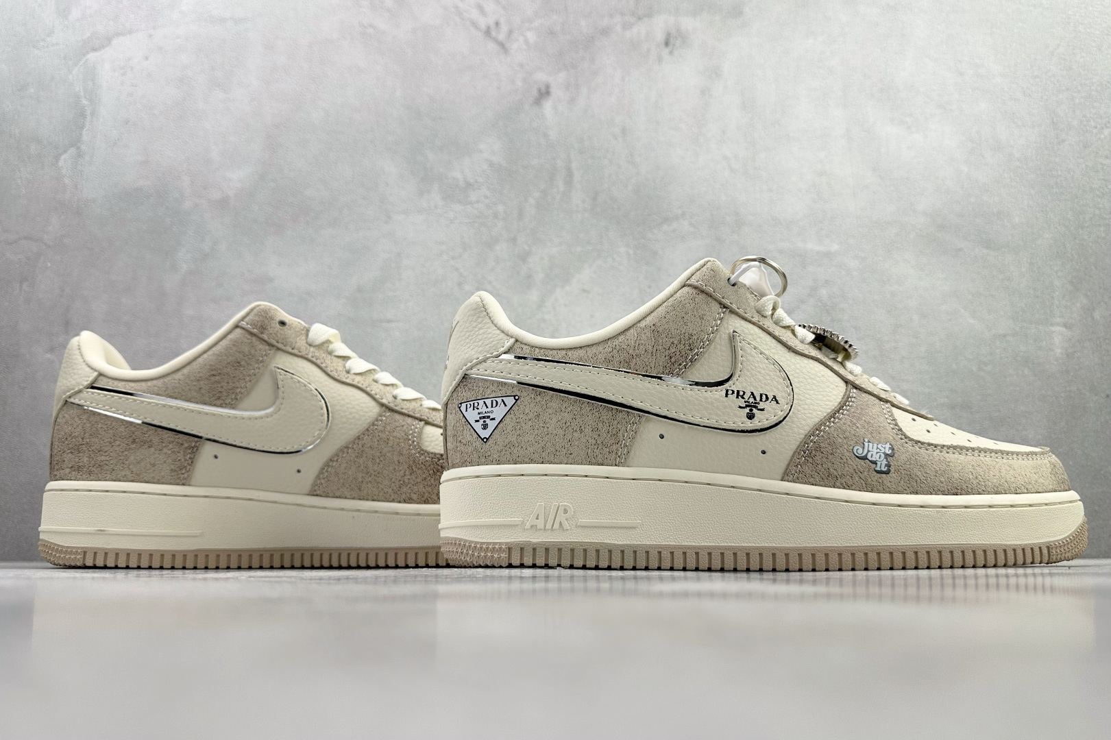 Nike AIR Jordan 1'07 PRADA 联名 米白 XL1979-129 Nike AIR Jordan 1'07 PRADA 联名 米白 XL1979-129
