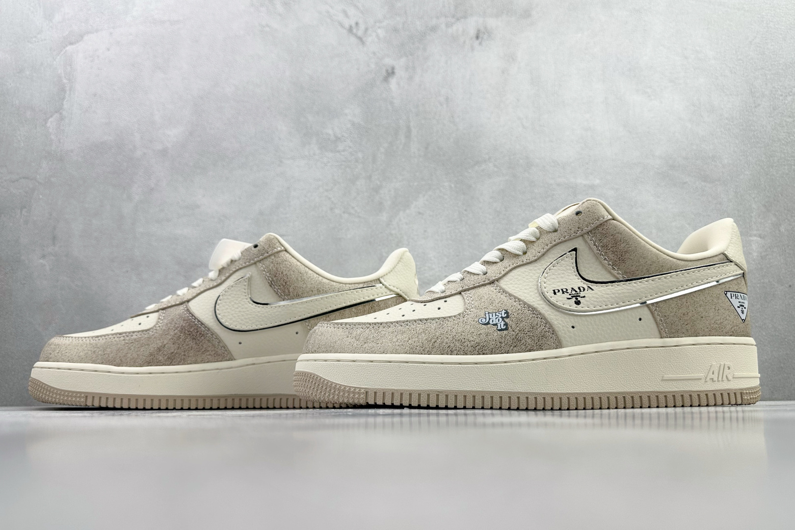 Nike AIR Jordan 1'07 PRADA 联名 米白 XL1979-129 Nike AIR Jordan 1'07 PRADA 联名 米白 XL1979-129