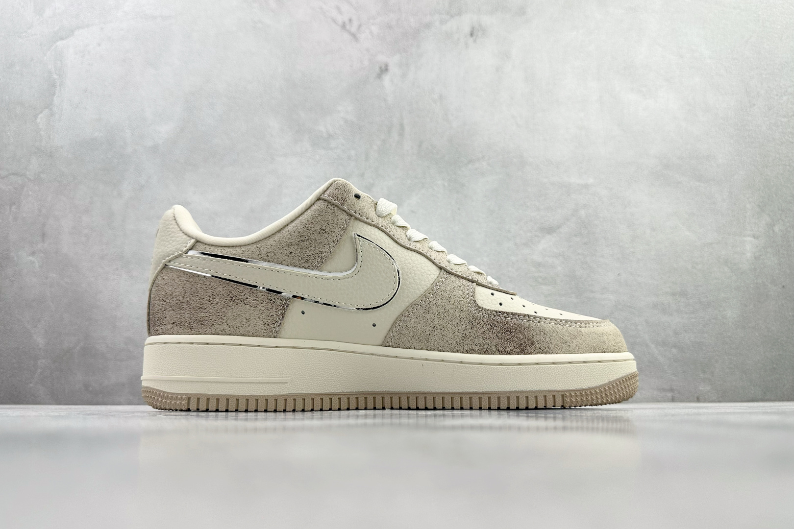 Nike AIR Jordan 1'07 PRADA 联名 米白 XL1979-129 Nike AIR Jordan 1'07 PRADA 联名 米白 XL1979-129