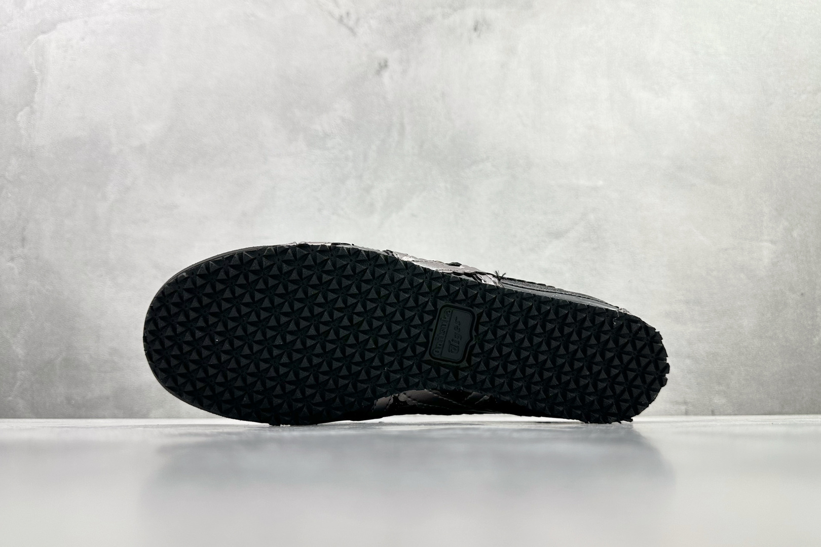 Onitsuka Tiger鬼塚虎 MEXICO 66 TGRS 黑灰色 1182A677-001-High Quatity Cheap Brand wholesale wholesaler seller Clothes Bags handbags Sneakers Top Fashion Clothing Shoes from China Factory Chinese suppliers best Quality Beautiful Price Onitsuka Tiger鬼塚虎 MEXICO 66 TGRS 黑灰色 1182A677-001