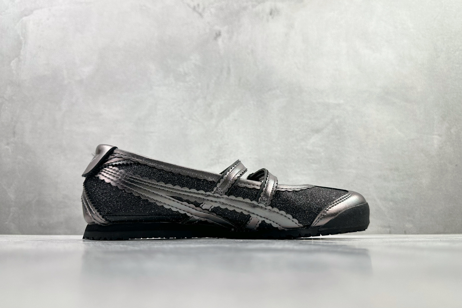 Onitsuka Tiger鬼塚虎 MEXICO 66 TGRS 黑灰色 1182A677-001-High Quatity Cheap Brand wholesale wholesaler seller Clothes Bags handbags Sneakers Top Fashion Clothing Shoes from China Factory Chinese suppliers best Quality Beautiful Price Onitsuka Tiger鬼塚虎 MEXICO 66 TGRS 黑灰色 1182A677-001