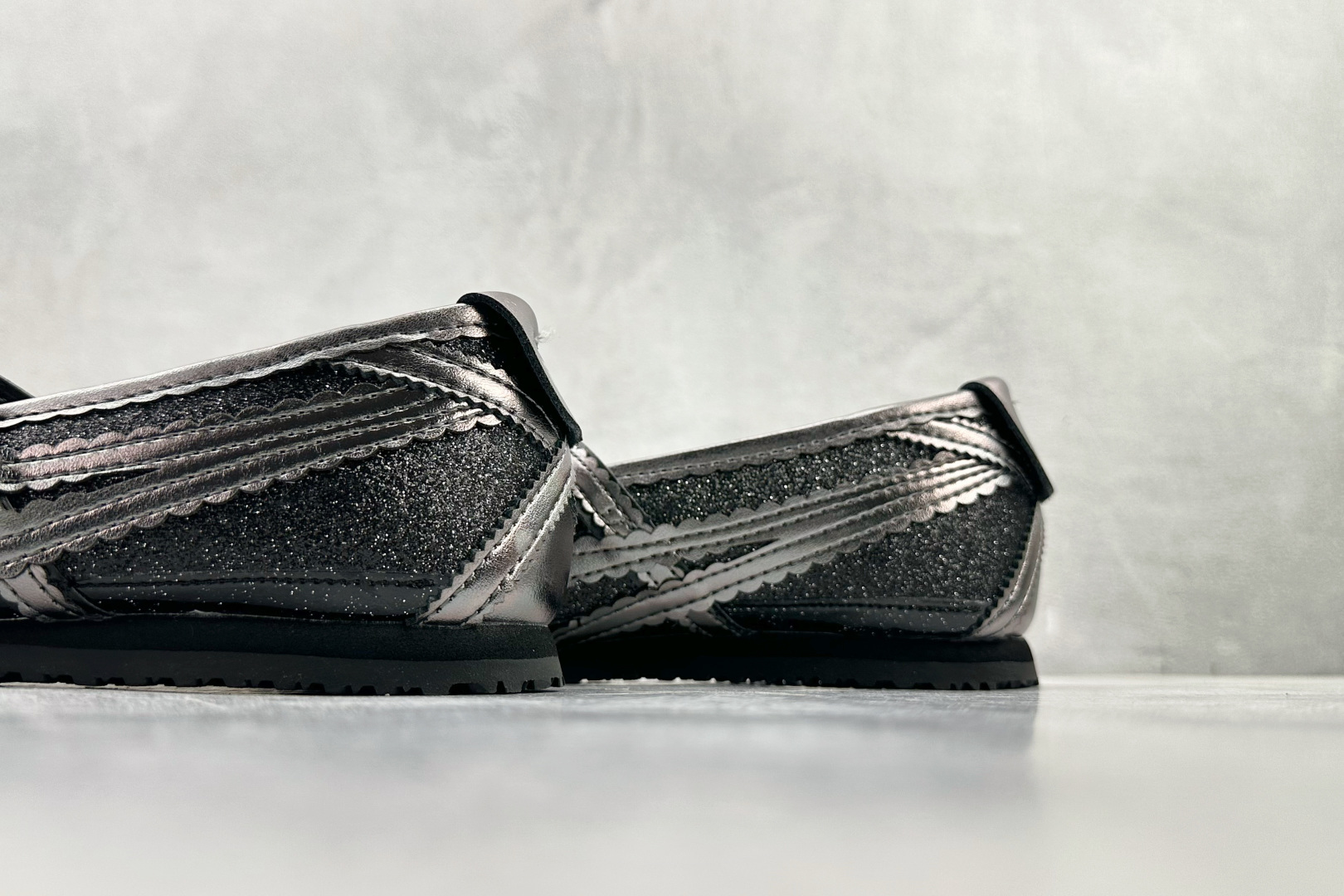 Onitsuka Tiger鬼塚虎 MEXICO 66 TGRS 黑灰色 1182A677-001-High Quatity Cheap Brand wholesale wholesaler seller Clothes Bags handbags Sneakers Top Fashion Clothing Shoes from China Factory Chinese suppliers best Quality Beautiful Price Onitsuka Tiger鬼塚虎 MEXICO 66 TGRS 黑灰色 1182A677-001