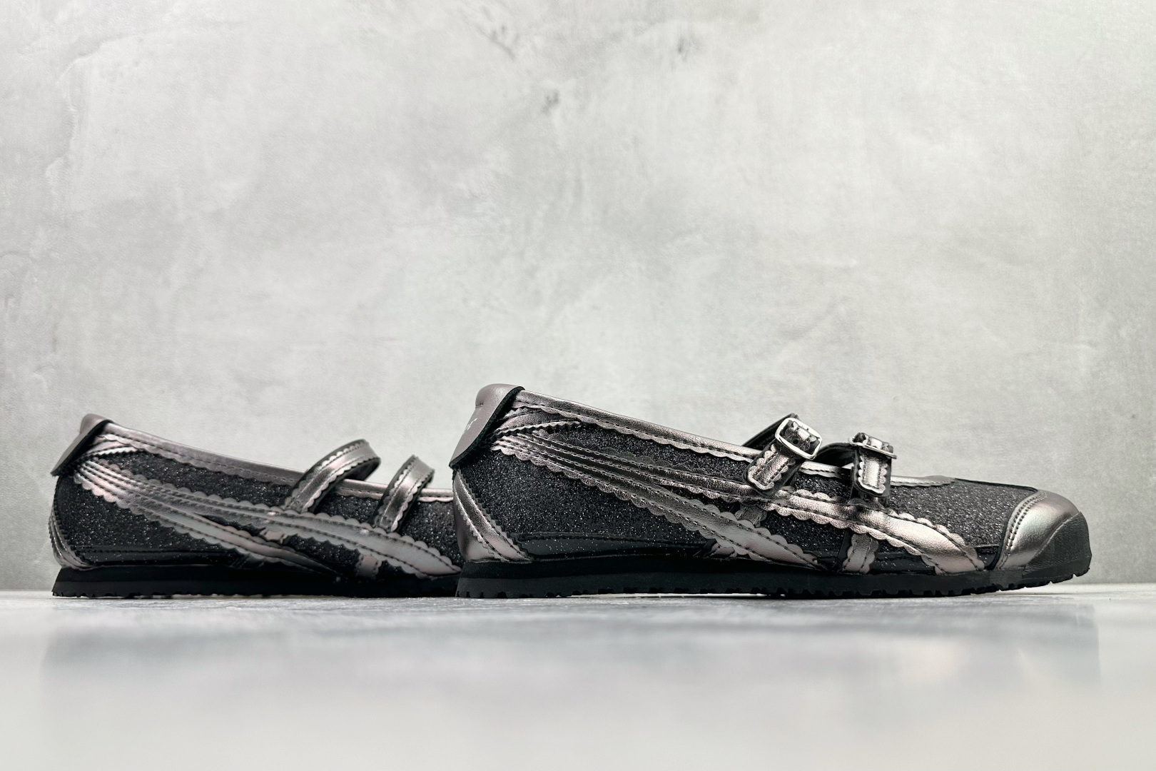 Onitsuka Tiger鬼塚虎 MEXICO 66 TGRS 黑灰色 1182A677-001-High Quatity Cheap Brand wholesale wholesaler seller Clothes Bags handbags Sneakers Top Fashion Clothing Shoes from China Factory Chinese suppliers best Quality Beautiful Price Onitsuka Tiger鬼塚虎 MEXICO 66 TGRS 黑灰色 1182A677-001