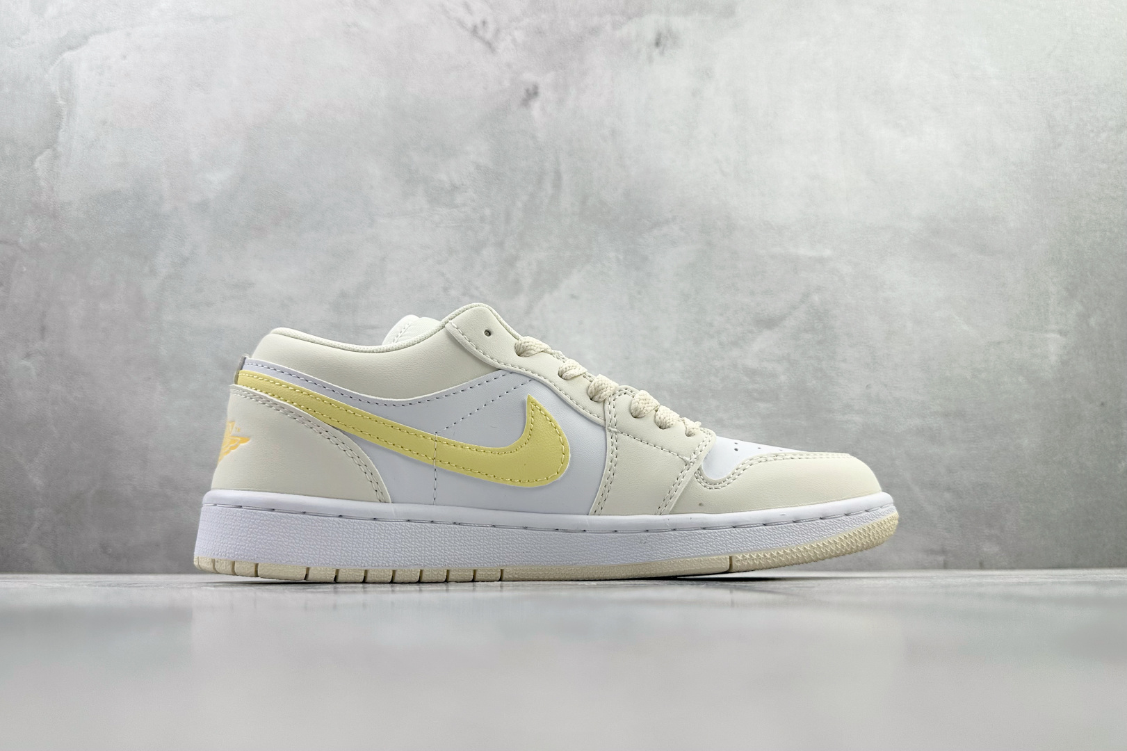 平台爆款 Jordan Air Jordan 1 Low 白黄 FV8486-181-High Quatity Cheap Brand wholesale wholesaler seller Clothes Bags handbags Sneakers Top Fashion Clothing Shoes from China Factory Chinese suppliers best Quality Beautiful Price 平台爆款 Jordan Air Jordan 1 Low 白黄 FV8486-181