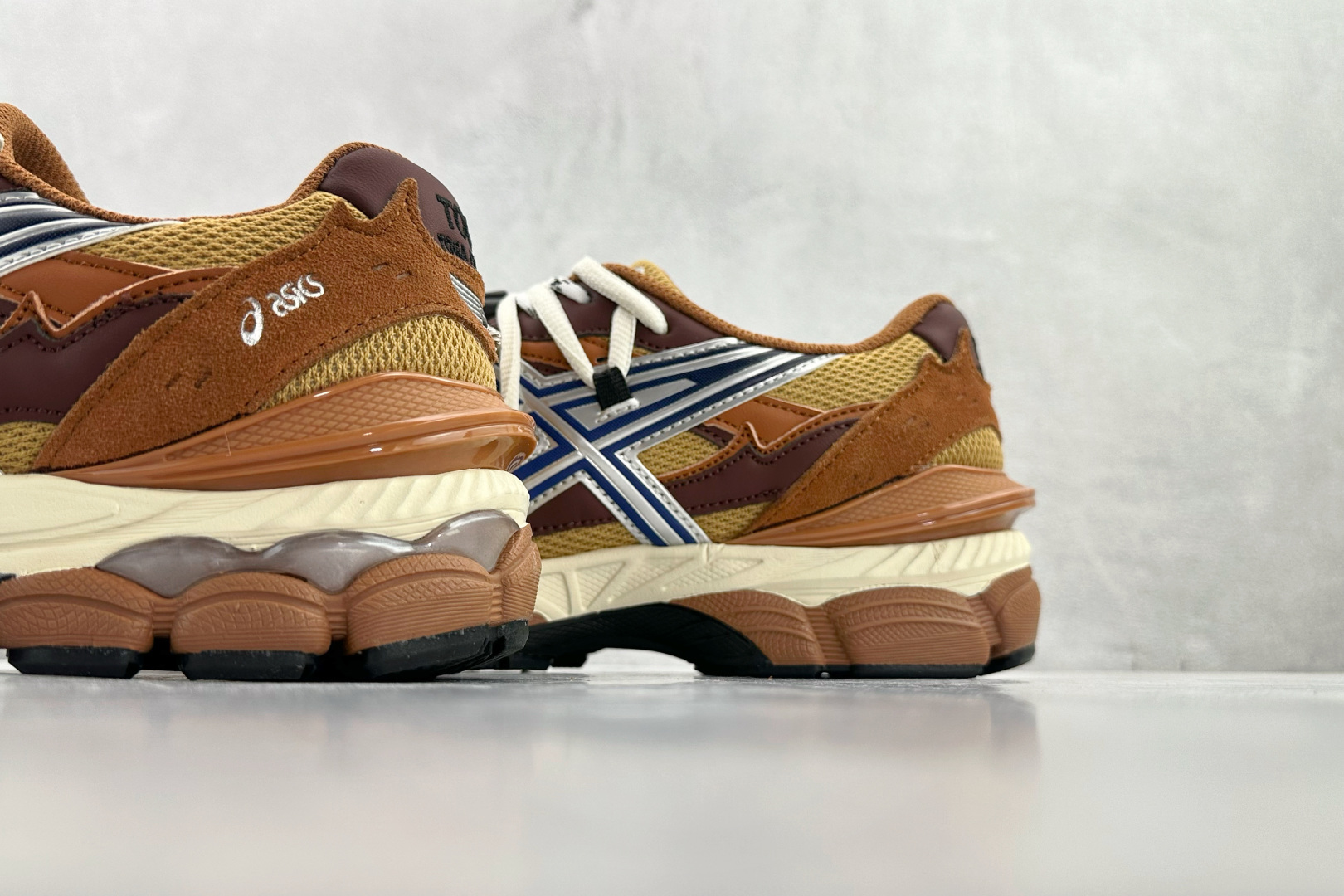 TOGA x ASICS Gel-Cumulus 16 TG 棕色 1203A838-200 TOGA x ASICS Gel-Cumulus 16 TG 棕色 1203A838-200