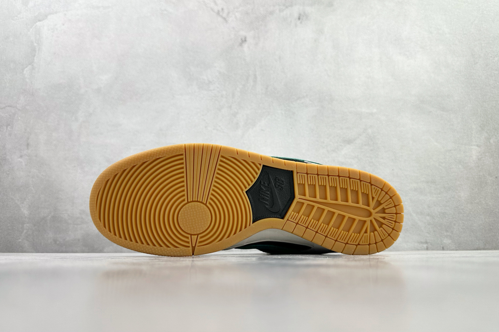 定制球鞋 Nike Dunk SB 墨影疾风 黑米绿 HF3704-001 定制球鞋 Nike Dunk SB 墨影疾风 黑米绿 HF3704-001