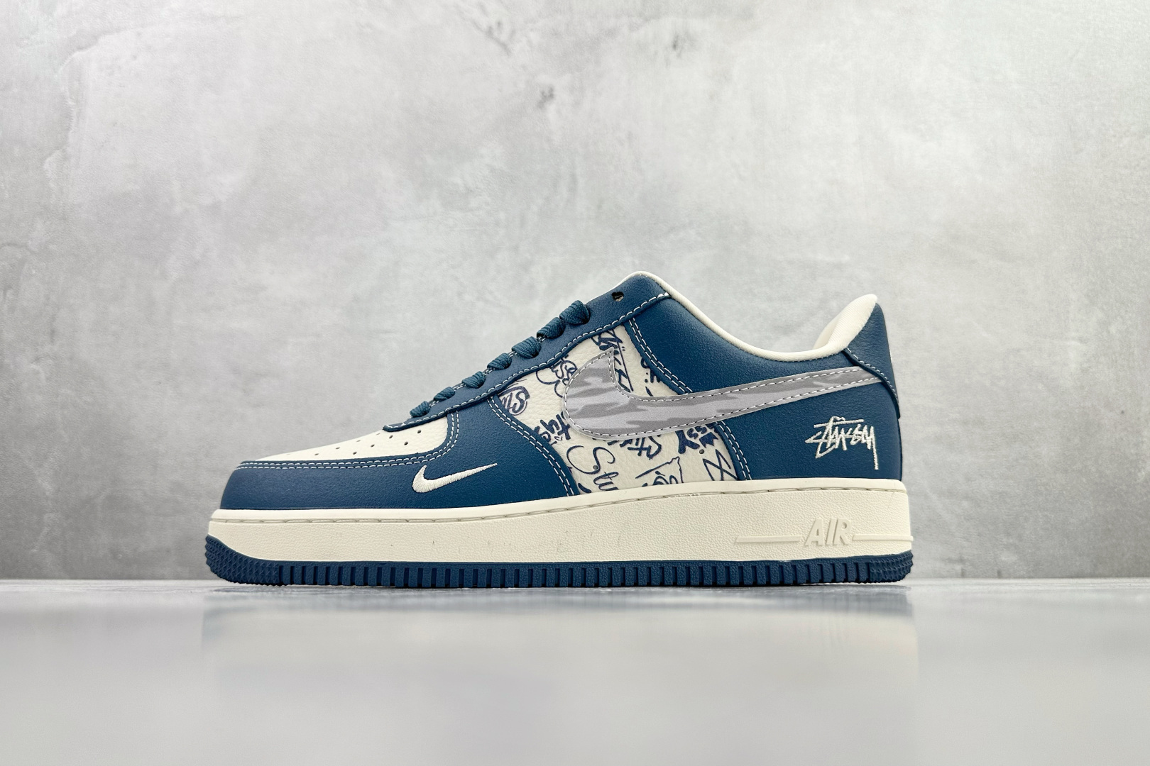 Nike AIR Jordan 1’07 斯图西 联名 蓝白 XL1979-132 Nike AIR Jordan 1’07 斯图西 联名 蓝白 XL1979-132