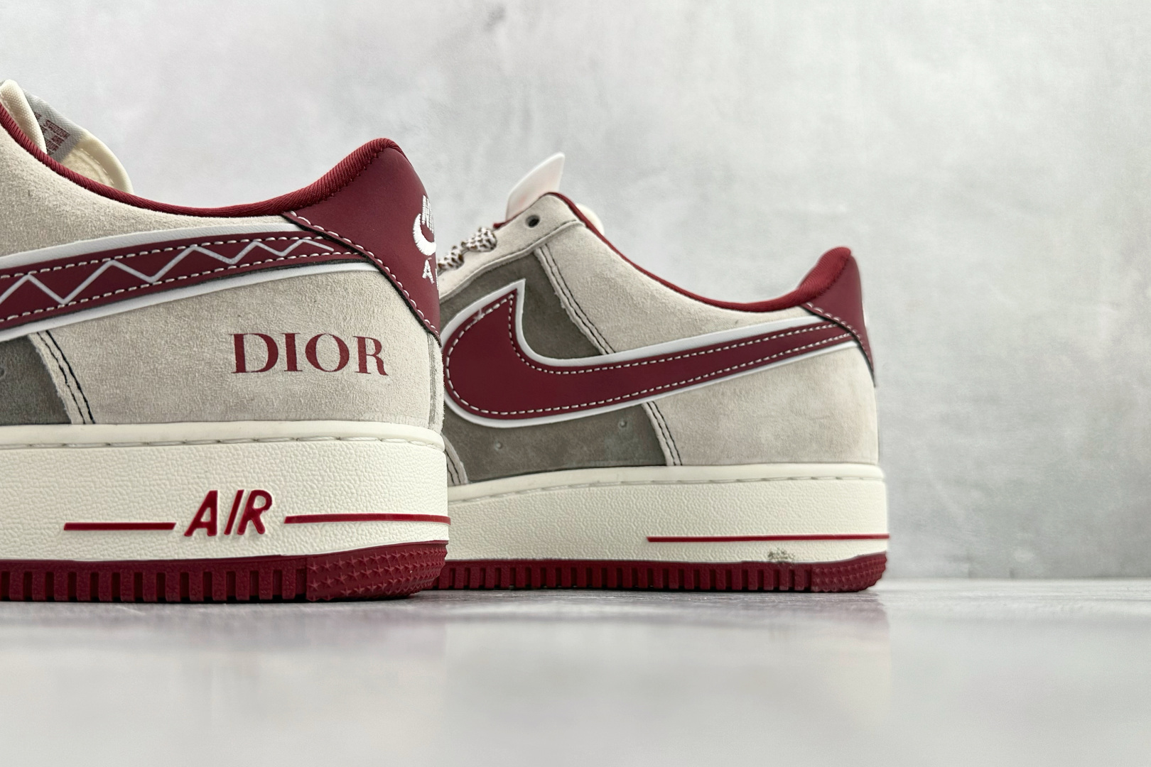 Nike AIR Jordan 1'07 Dior 联名 灰白红 SY1388-028 Nike AIR Jordan 1'07 Dior 联名 灰白红 SY1388-028