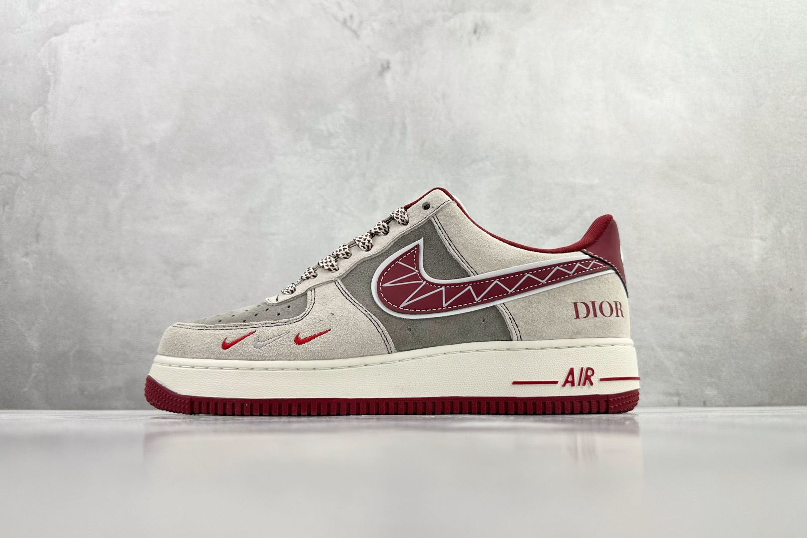 Nike AIR Jordan 1’07 Dior 联名 灰白红 SY1388-028 Nike AIR Jordan 1’07 Dior 联名 灰白红 SY1388-028
