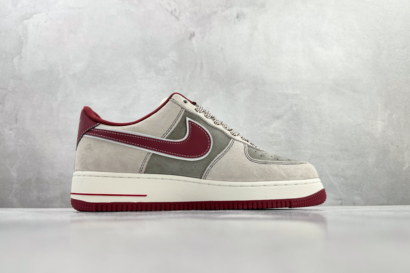 Nike AIR Jordan 1'07 Dior 联名 灰白红 SY1388-028 Nike AIR Jordan 1'07 Dior 联名 灰白红 SY1388-028