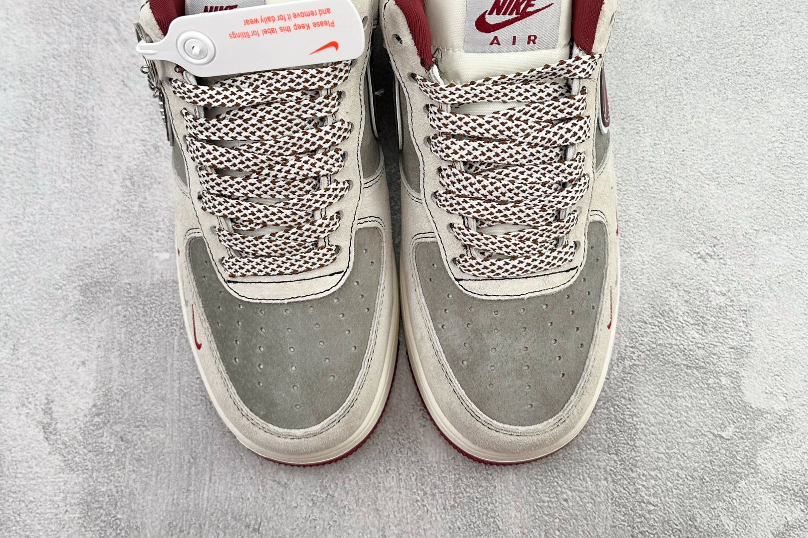 Nike AIR Jordan 1'07 Dior 联名 灰白红 SY1388-028 Nike AIR Jordan 1'07 Dior 联名 灰白红 SY1388-028