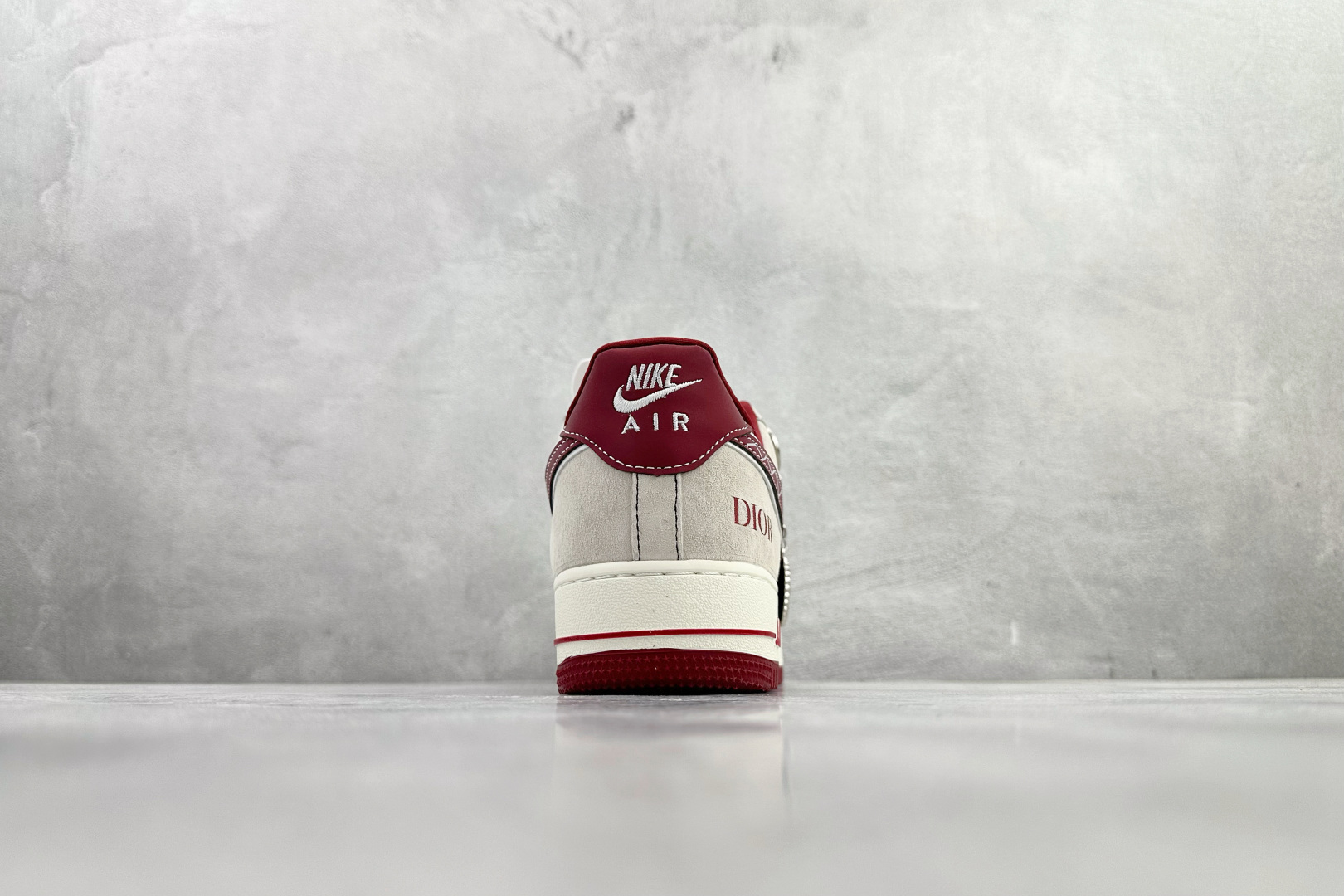 Nike AIR Jordan 1'07 Dior 联名 灰白红 SY1388-028 Nike AIR Jordan 1'07 Dior 联名 灰白红 SY1388-028