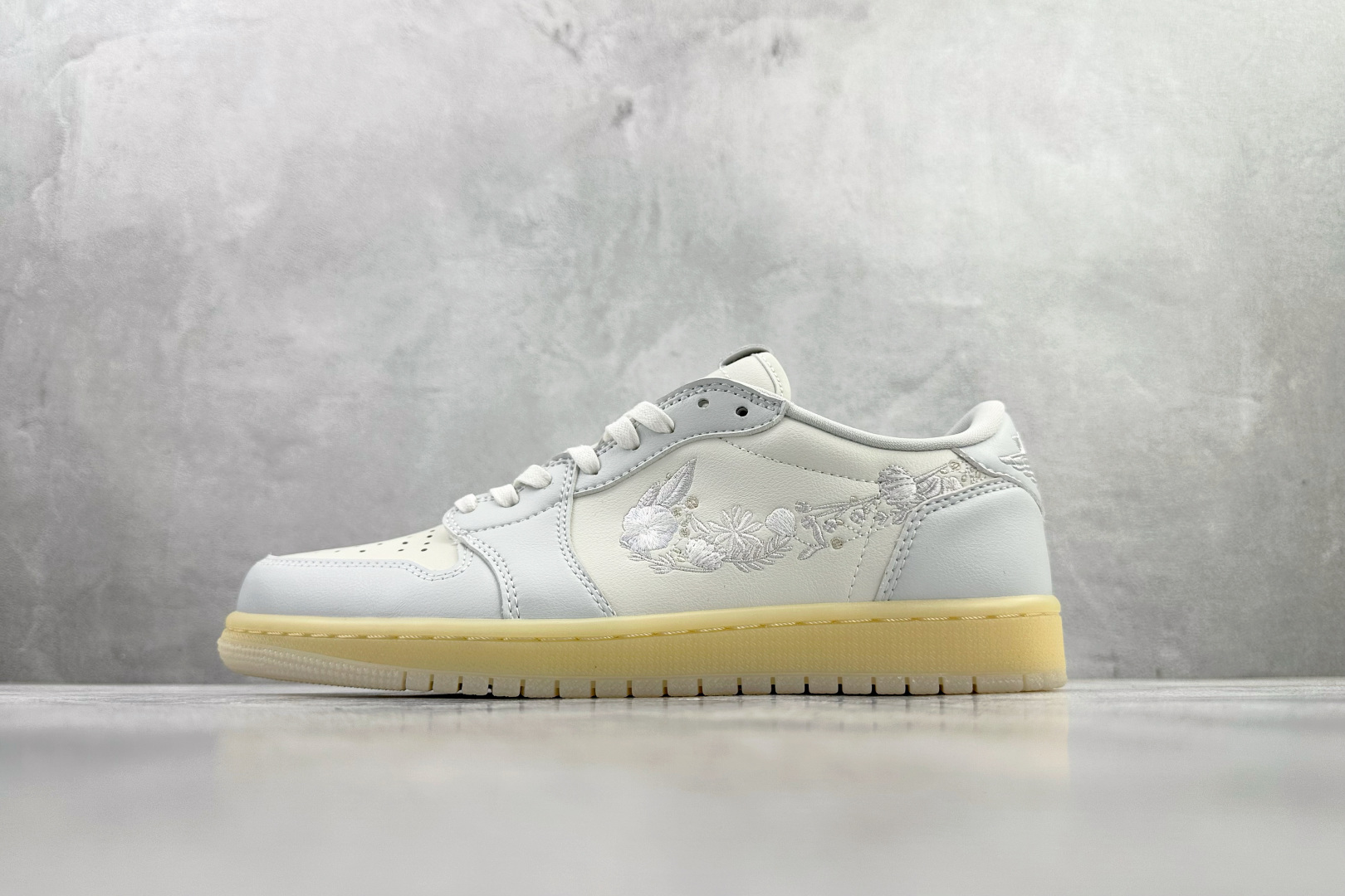 平台爆款 Jordan Air Jordan 1 Retro Low 白色 IF4391-100 平台爆款 Jordan Air Jordan 1 Retro Low 白色 IF4391-100