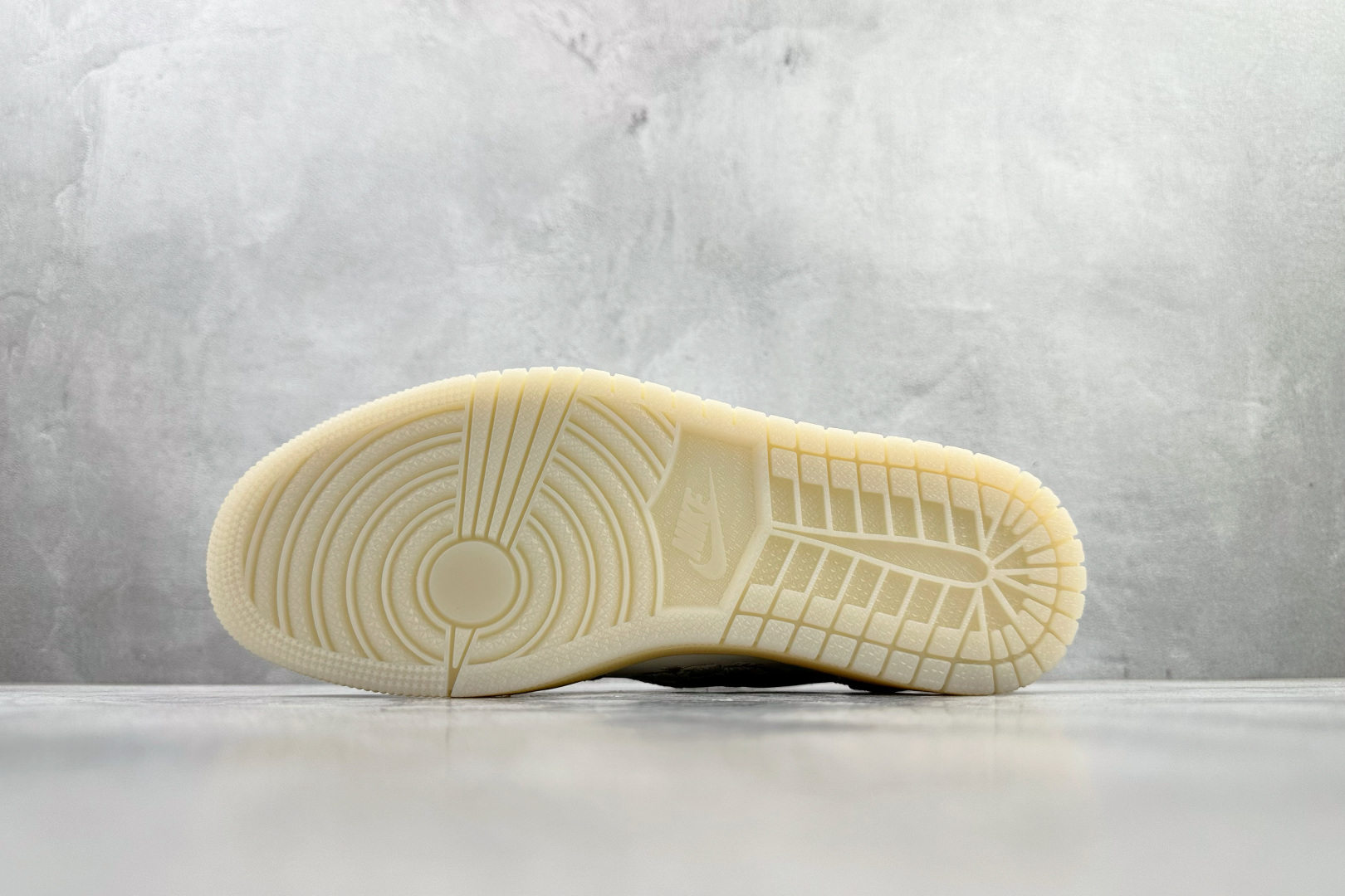 平台爆款 Jordan Air Jordan 1 Retro Low 白色 IF4391-100 平台爆款 Jordan Air Jordan 1 Retro Low 白色 IF4391-100