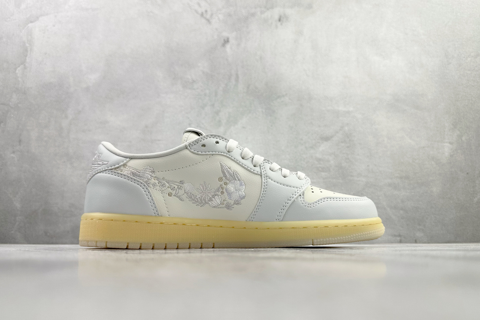 平台爆款 Jordan Air Jordan 1 Retro Low 白色 IF4391-100 平台爆款 Jordan Air Jordan 1 Retro Low 白色 IF4391-100