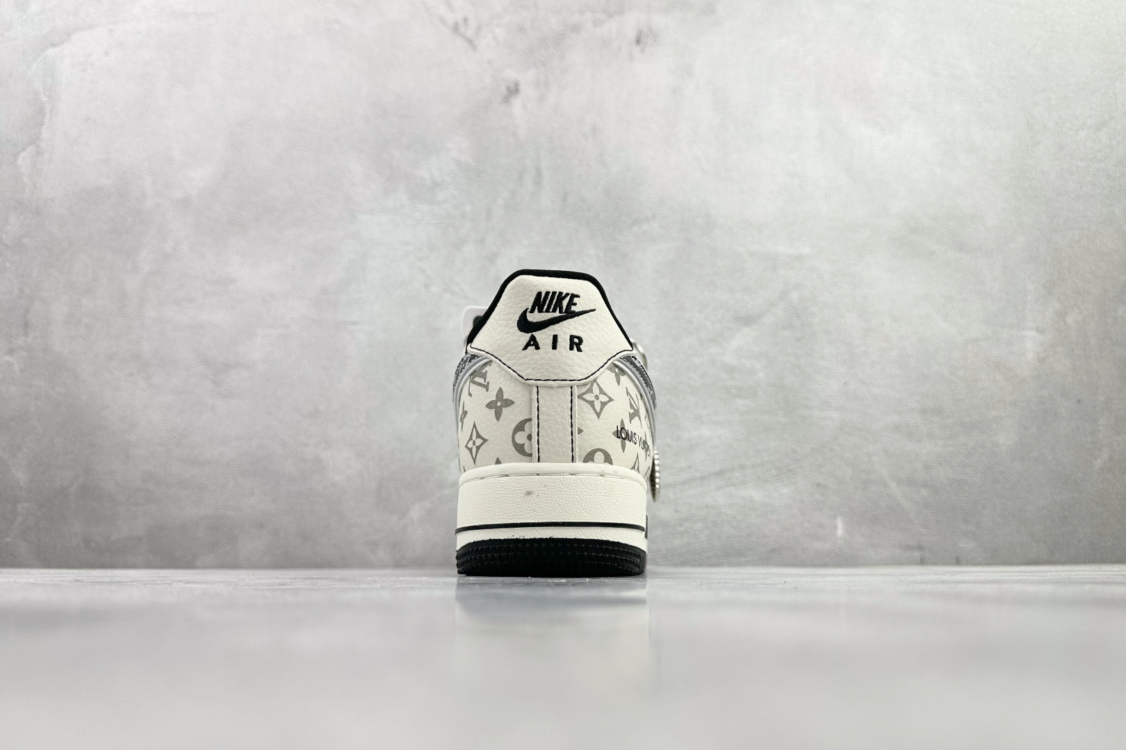 Nike AIR FORCE 1'07 LX LV 联名 米灰黑 SY1388-030 Nike AIR FORCE 1'07 LX LV 联名 米灰黑 SY1388-030