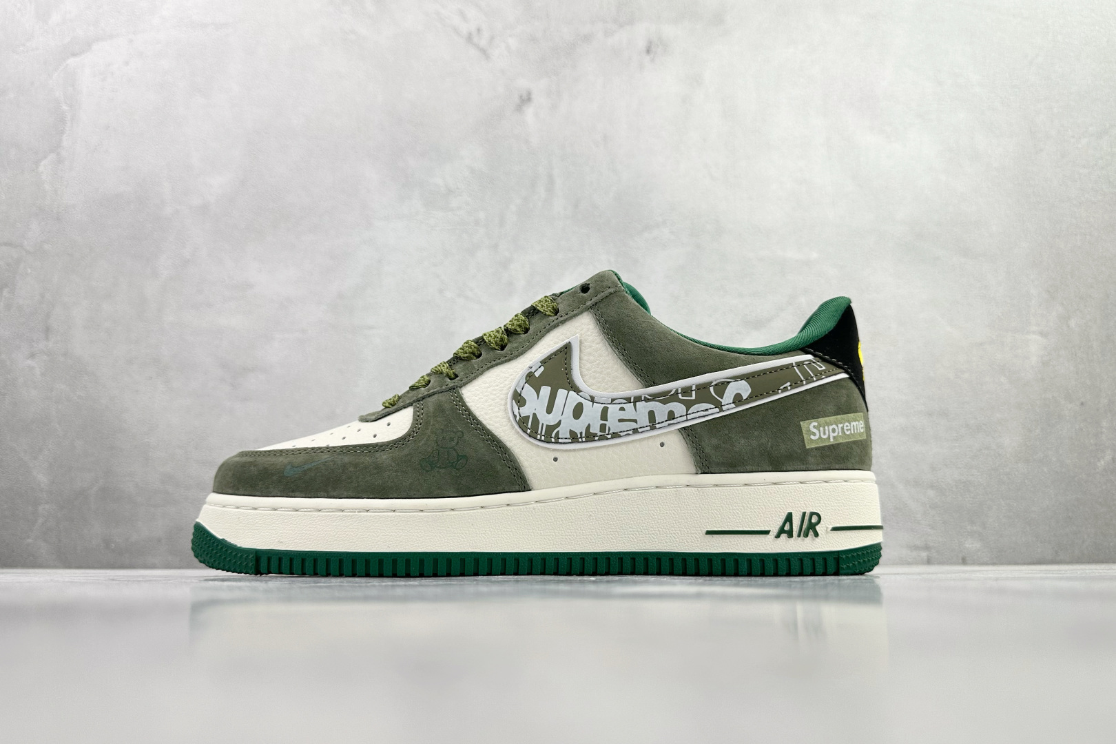 Nike AIR FORCE 1’07 LX Supreme 联名 米白绿 SY1388-027 Nike AIR FORCE 1’07 LX Supreme 联名 米白绿 SY1388-027