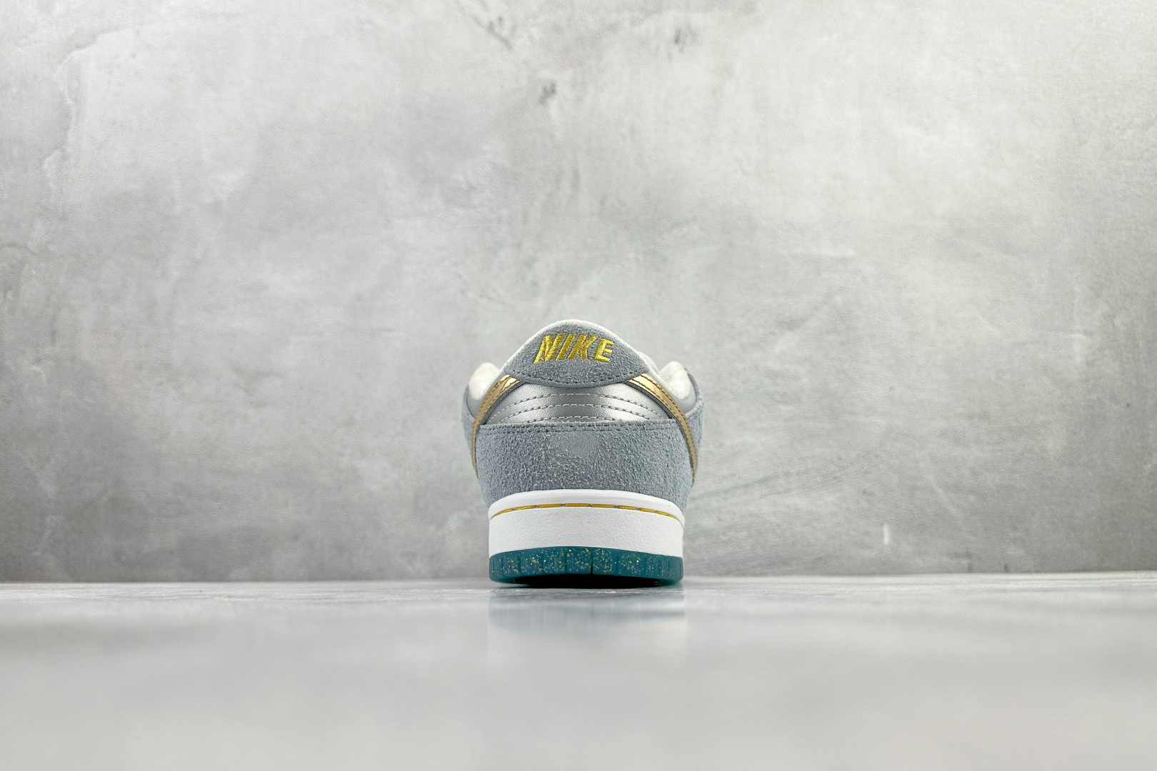 Nike Dunk SB SB Pro QS ”Holiday Special”冰雪奇缘 蓝色 DC9936-100 Nike Dunk SB SB Pro QS ”Holiday Special”冰雪奇缘 蓝色 DC9936-100