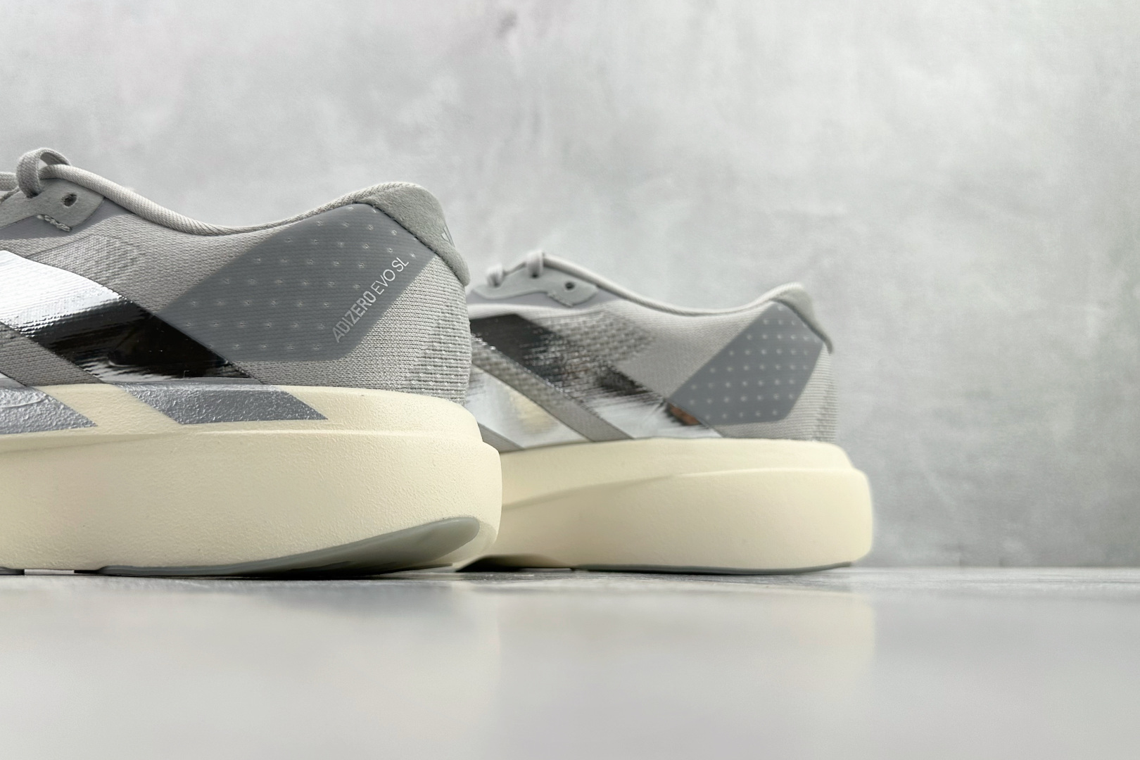 全新工厂开发 adidas Adizero Evo SL 灰银 KJ9664 全新工厂开发 adidas Adizero Evo SL 灰银 KJ9664