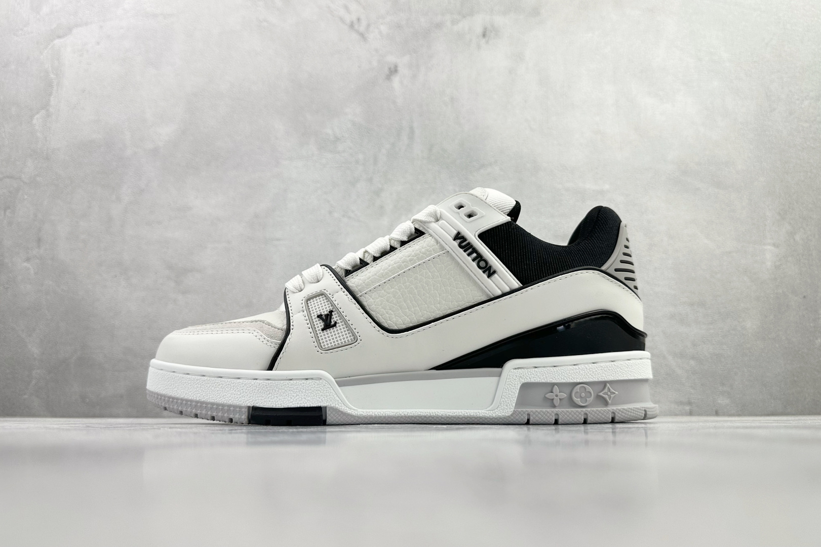 顶级代购品质独立私人订单 LOUIS VUITTON Trainer 白黑 1AIJ44 顶级代购品质独立私人订单 LOUIS VUITTON Trainer 白黑 1AIJ44