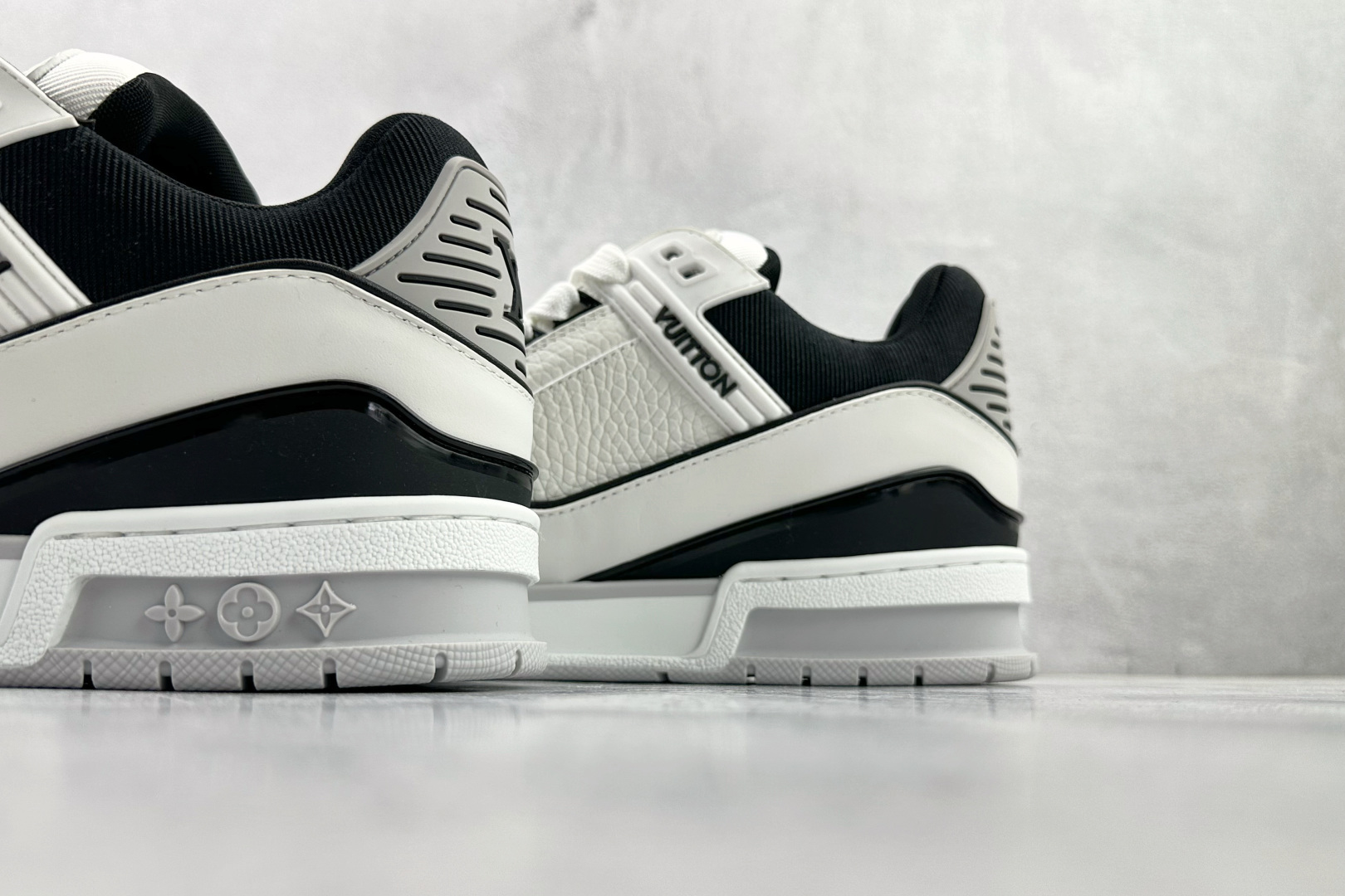 顶级代购品质独立私人订单 LOUIS VUITTON Trainer 白黑 1AIJ44 顶级代购品质独立私人订单 LOUIS VUITTON Trainer 白黑 1AIJ44