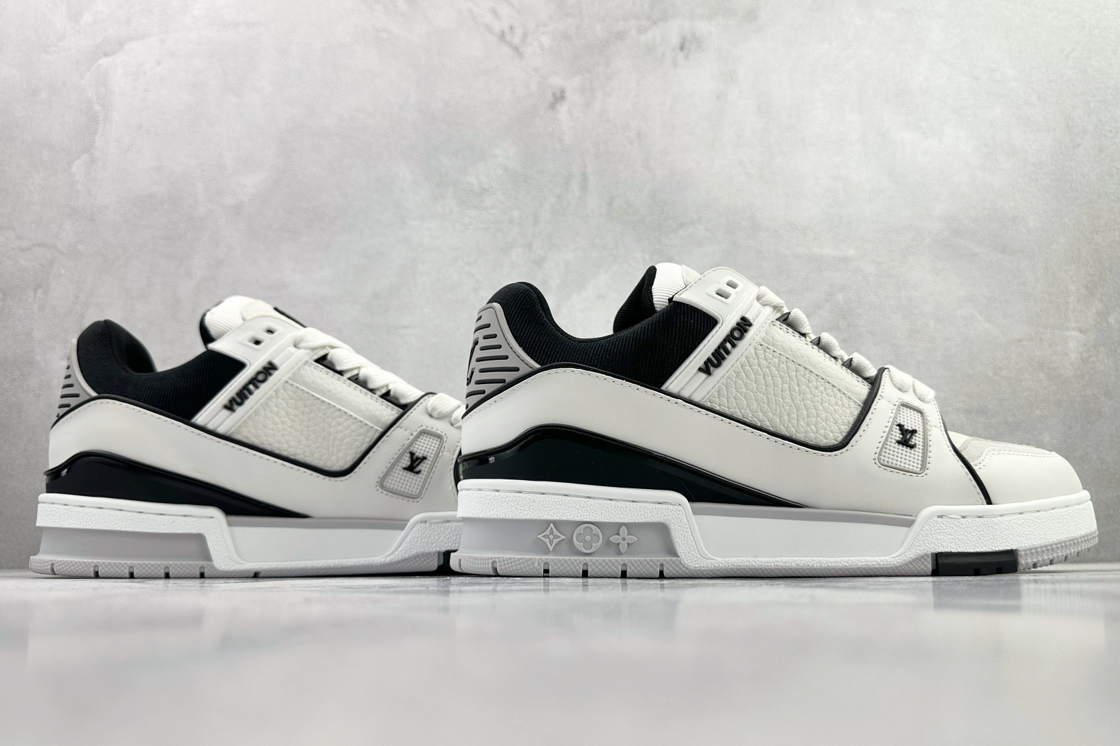 顶级代购品质独立私人订单 LOUIS VUITTON Trainer 白黑 1AIJ44 顶级代购品质独立私人订单 LOUIS VUITTON Trainer 白黑 1AIJ44