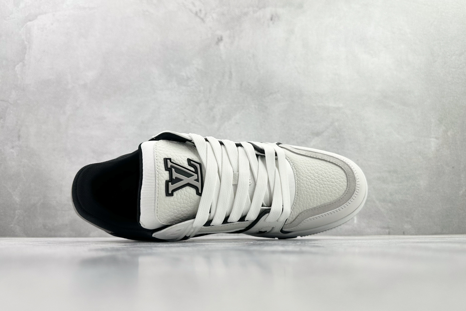 顶级代购品质独立私人订单 LOUIS VUITTON Trainer 白黑 1AIJ44 顶级代购品质独立私人订单 LOUIS VUITTON Trainer 白黑 1AIJ44