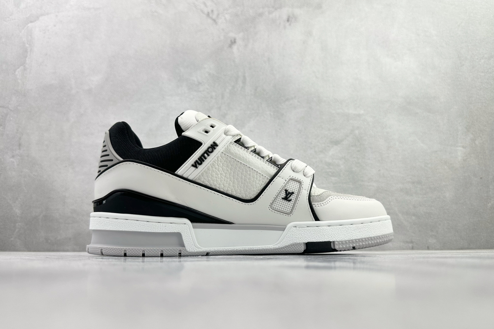 顶级代购品质独立私人订单 LOUIS VUITTON Trainer 白黑 1AIJ44 顶级代购品质独立私人订单 LOUIS VUITTON Trainer 白黑 1AIJ44