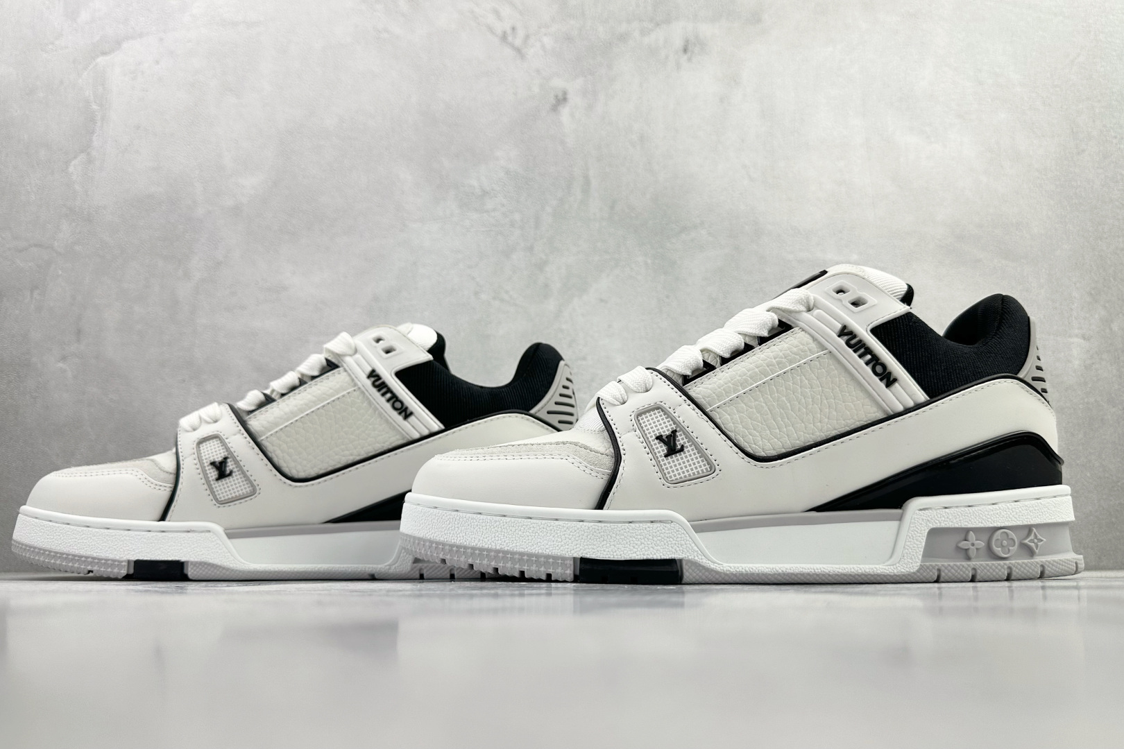 顶级代购品质独立私人订单 LOUIS VUITTON Trainer 白黑 1AIJ44 顶级代购品质独立私人订单 LOUIS VUITTON Trainer 白黑 1AIJ44