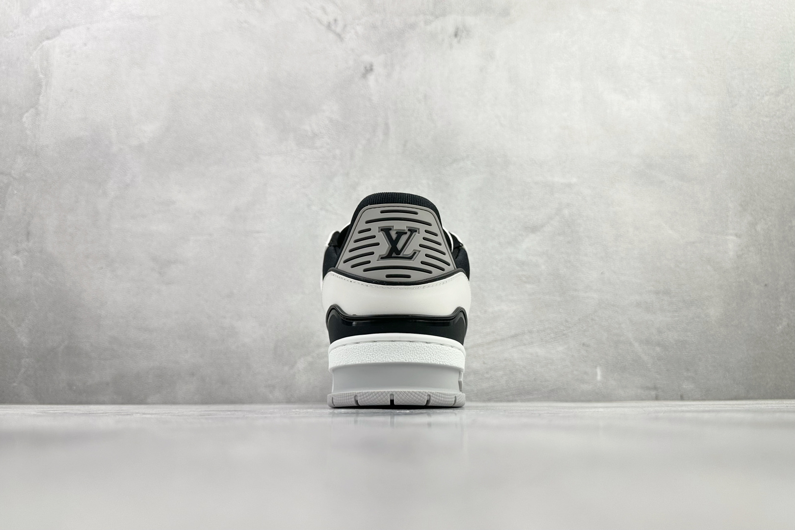 顶级代购品质独立私人订单 LOUIS VUITTON Trainer 白黑 1AIJ44 顶级代购品质独立私人订单 LOUIS VUITTON Trainer 白黑 1AIJ44