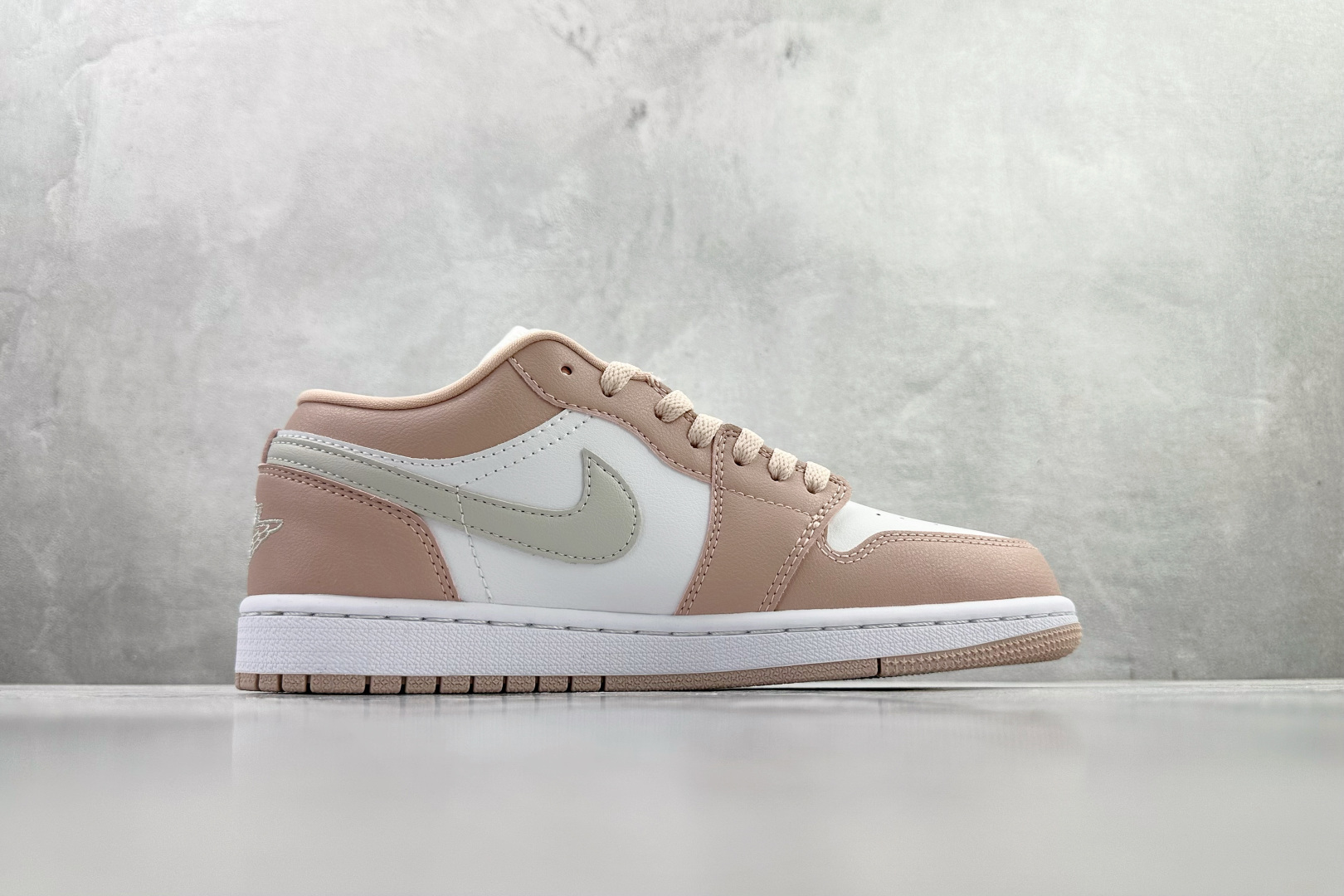 平台爆款 Jordan Air Jordan 1 Low 粉白 DC0774-120 平台爆款 Jordan Air Jordan 1 Low 粉白 DC0774-120