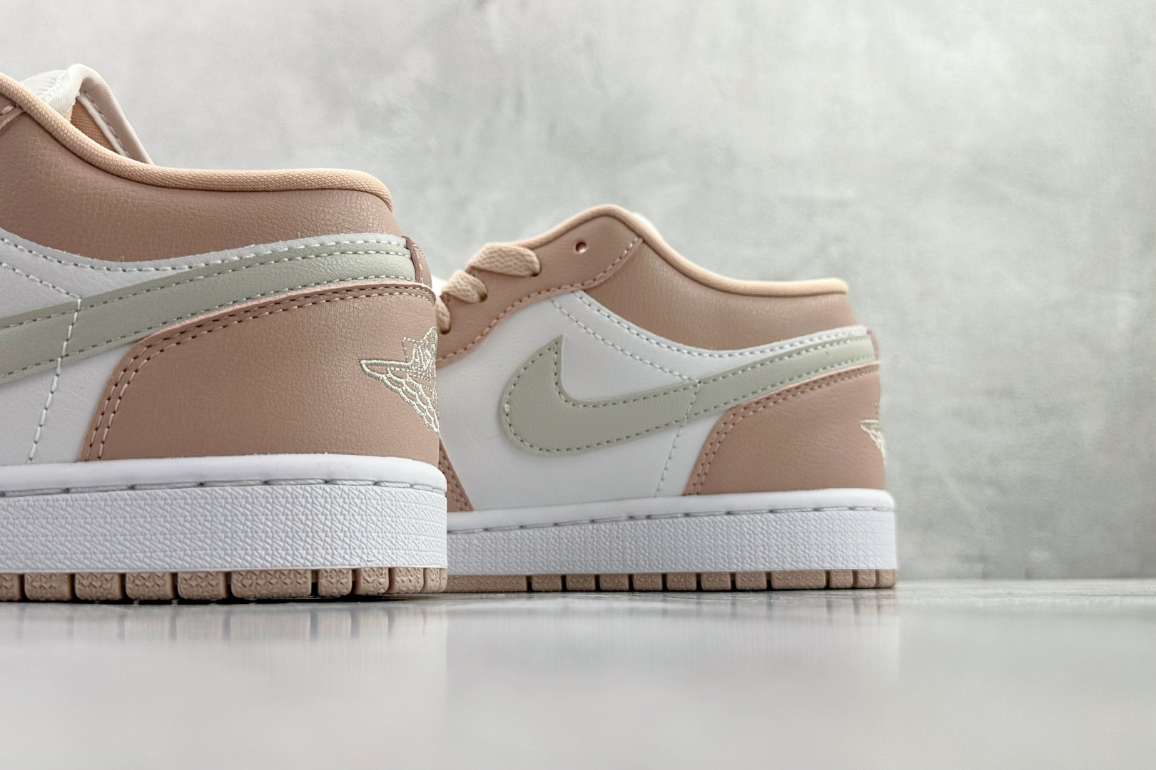 平台爆款 Jordan Air Jordan 1 Low 粉白 DC0774-120 平台爆款 Jordan Air Jordan 1 Low 粉白 DC0774-120