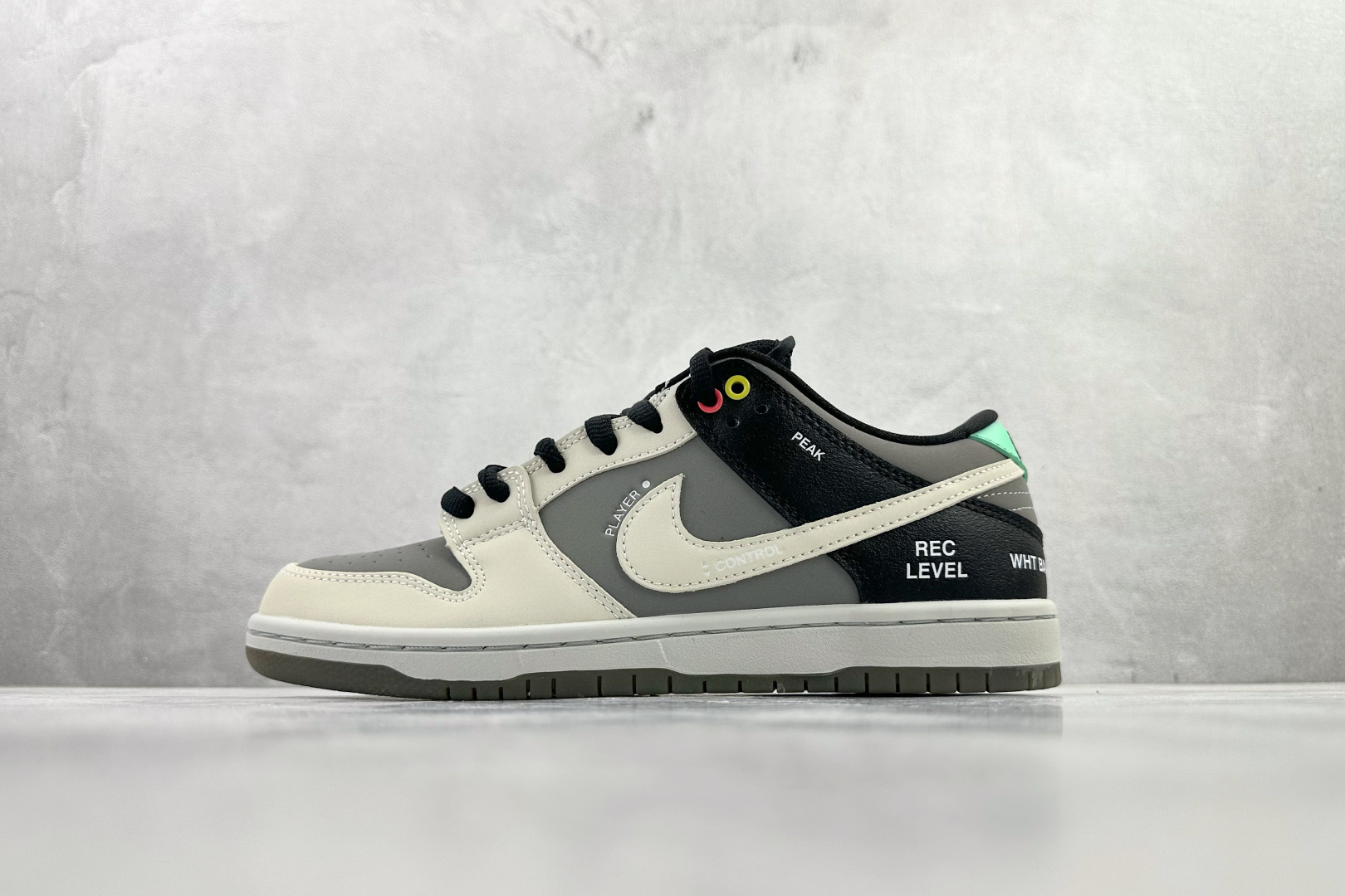 Nike Dunk SB pro iso ”vx1000 camcorder” 摄像机 黑灰白 CV1659-001 Nike Dunk SB pro iso ”vx1000 camcorder” 摄像机 黑灰白 CV1659-001