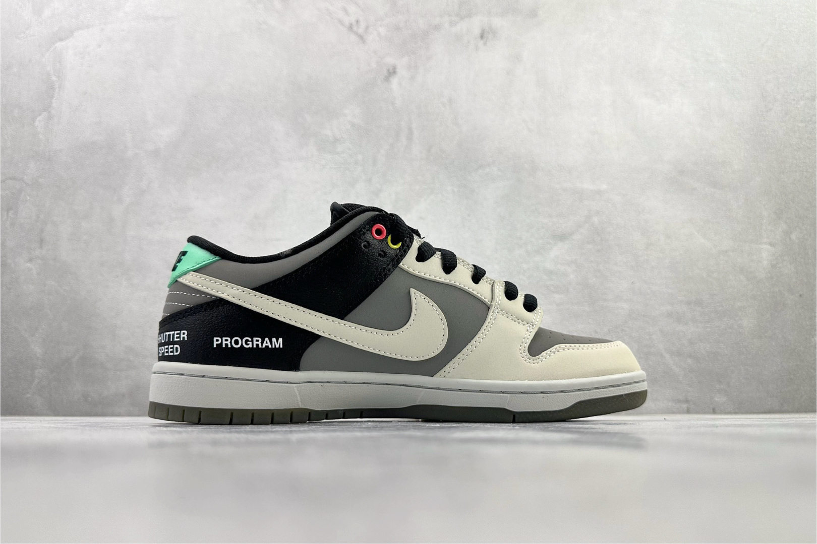 Nike Dunk SB pro iso ”vx1000 camcorder” 摄像机 黑灰白 CV1659-001 Nike Dunk SB pro iso ”vx1000 camcorder” 摄像机 黑灰白 CV1659-001