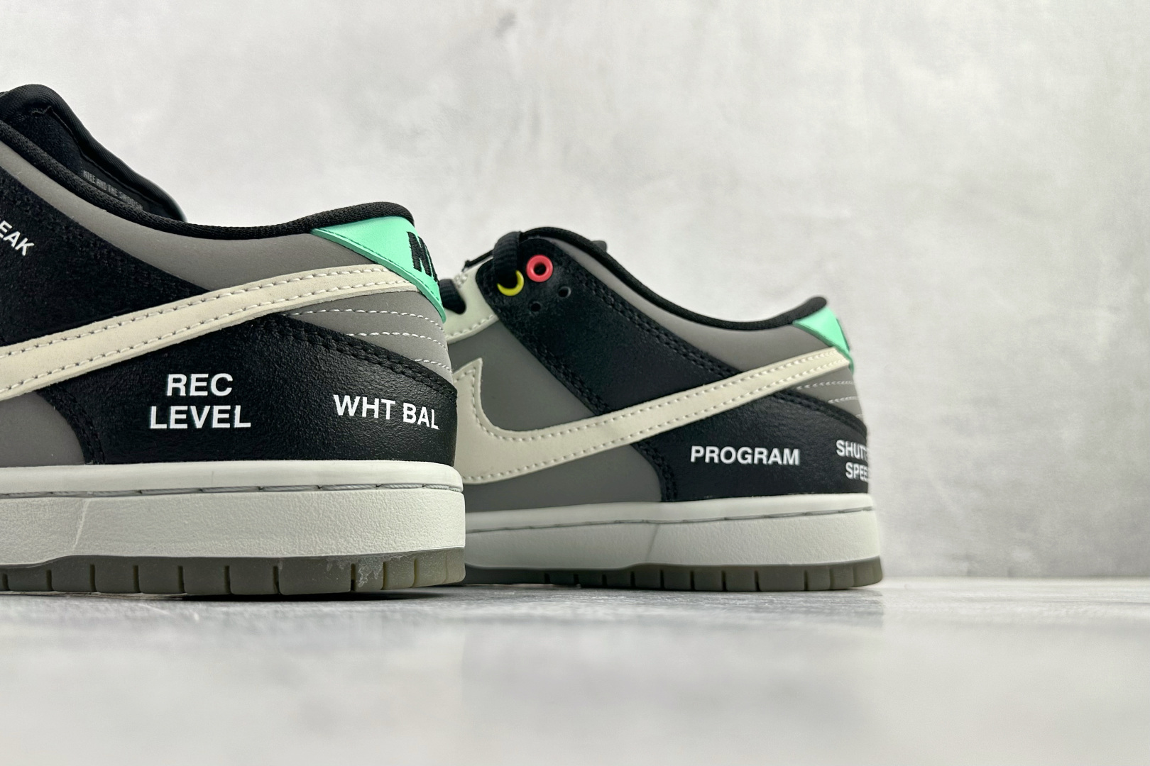 Nike Dunk SB pro iso ”vx1000 camcorder” 摄像机 黑灰白 CV1659-001 Nike Dunk SB pro iso ”vx1000 camcorder” 摄像机 黑灰白 CV1659-001