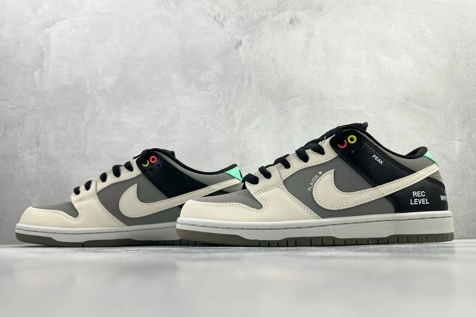 Nike Dunk SB pro iso ”vx1000 camcorder” 摄像机 黑灰白 CV1659-001 Nike Dunk SB pro iso ”vx1000 camcorder” 摄像机 黑灰白 CV1659-001