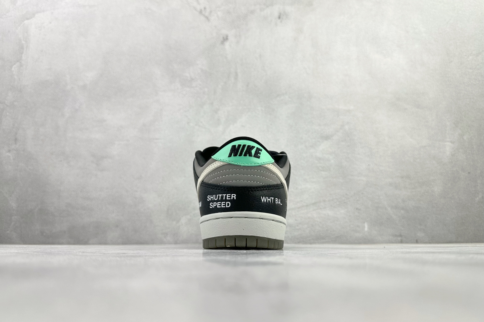 Nike Dunk SB pro iso ”vx1000 camcorder” 摄像机 黑灰白 CV1659-001 Nike Dunk SB pro iso ”vx1000 camcorder” 摄像机 黑灰白 CV1659-001