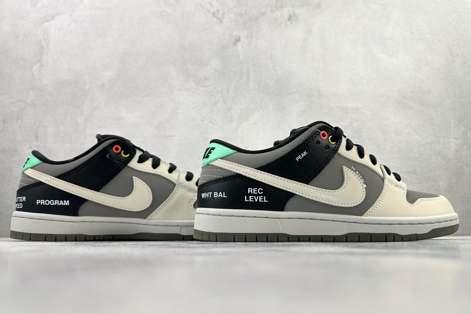 Nike Dunk SB pro iso ”vx1000 camcorder” 摄像机 黑灰白 CV1659-001 Nike Dunk SB pro iso ”vx1000 camcorder” 摄像机 黑灰白 CV1659-001